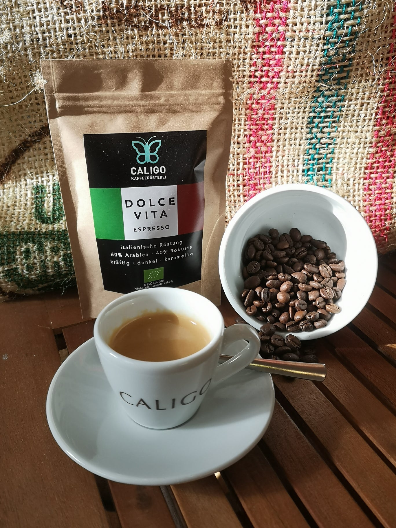 Dolce Vita Espresso, Bohnen im Becher, Tasse mit aufgebrühtem Espresso