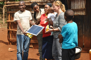 Projekt Kedovo überreicht Solaranlage an Dorfbewohner in Kenia Nyeri