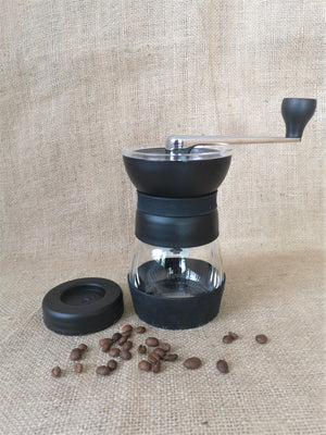 Hario Kaffeemühle Ceramic Coffee Mill Skerton Pro auf Kaffeesack