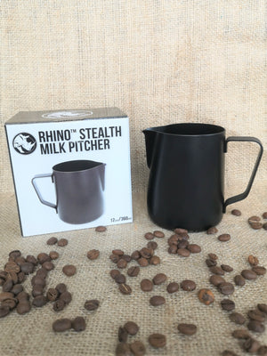 Rhino Stealth Milk Pitcher Milchkännchen schwarz 360ml auf Kaffeesack mit Kaffeebohnen